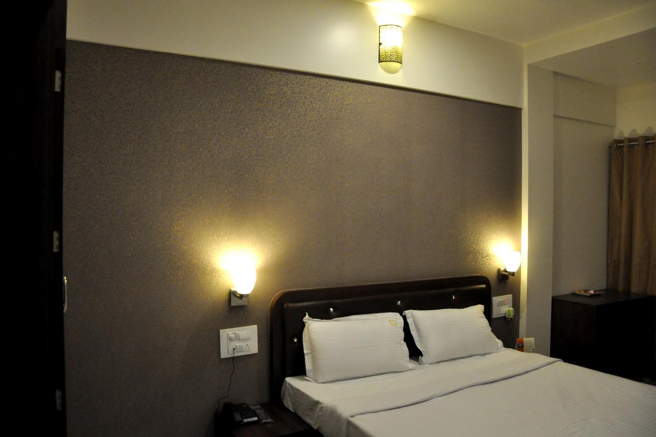 Hotel Gulmohar Pride Ahmednagar Exterior photo