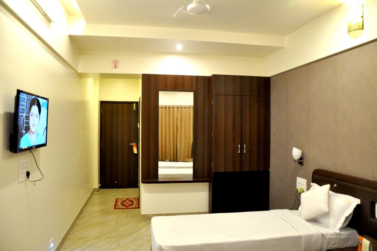 Hotel Gulmohar Pride Ahmednagar Exterior photo